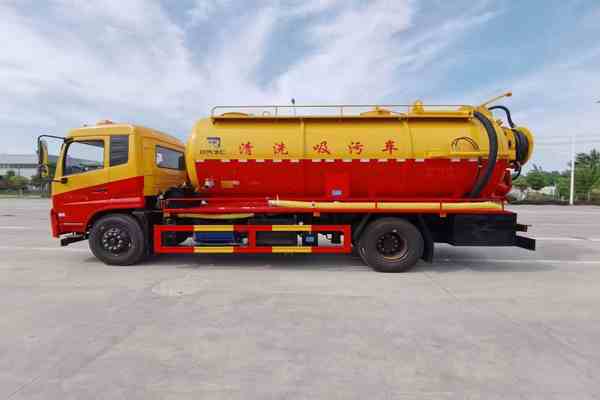 10噸抽糞車為城市運輸污水